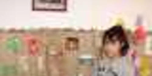 Copiii deseneaza si confectioneaza felicitari - foto arhiva