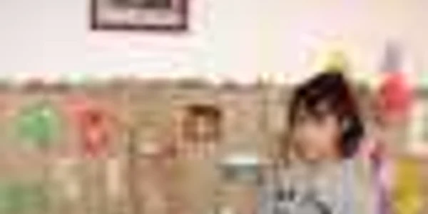 Copiii deseneaza si confectioneaza felicitari - foto arhiva