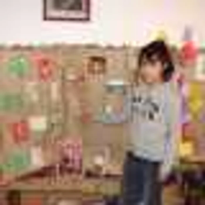 Copiii deseneaza si confectioneaza felicitari - foto arhiva