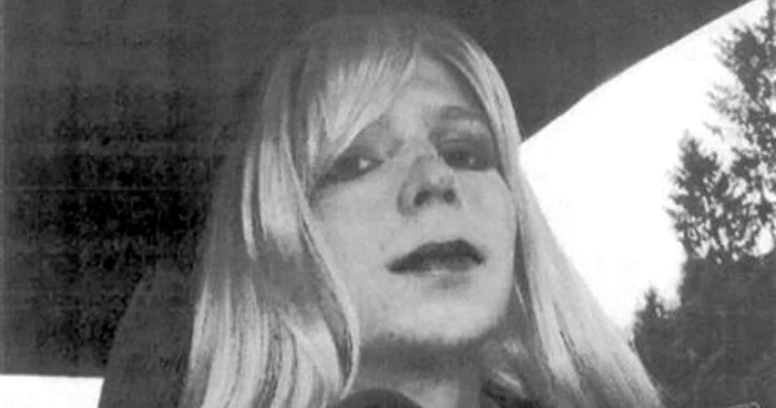 Bradley Manning a trimis psihologului său o poză în care purta o perucă blondă şi cu buzele rujate, pentru a-i explica tulburările sale de identitate de gen