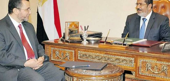 Premierul Egiptului, Hisham Kandil (stânga) şi preşedintele Mohamed Morsi (dreapta) FOTO: The Star Phoenix