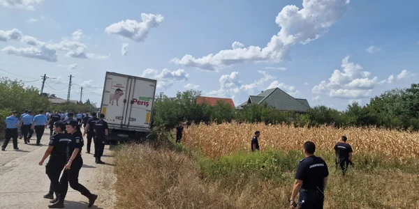 Zeci de jandarmi „perie” câmpurile din Crevedia, în urma exploziei. FOTO C.S
