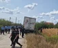 Zeci de jandarmi „perie” câmpurile din Crevedia, în urma exploziei. FOTO C.S