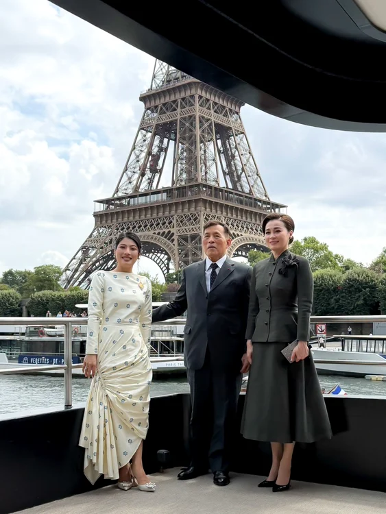 Regele Thailandei, Prințesa Siri și Regina Suthida Facebook2 png