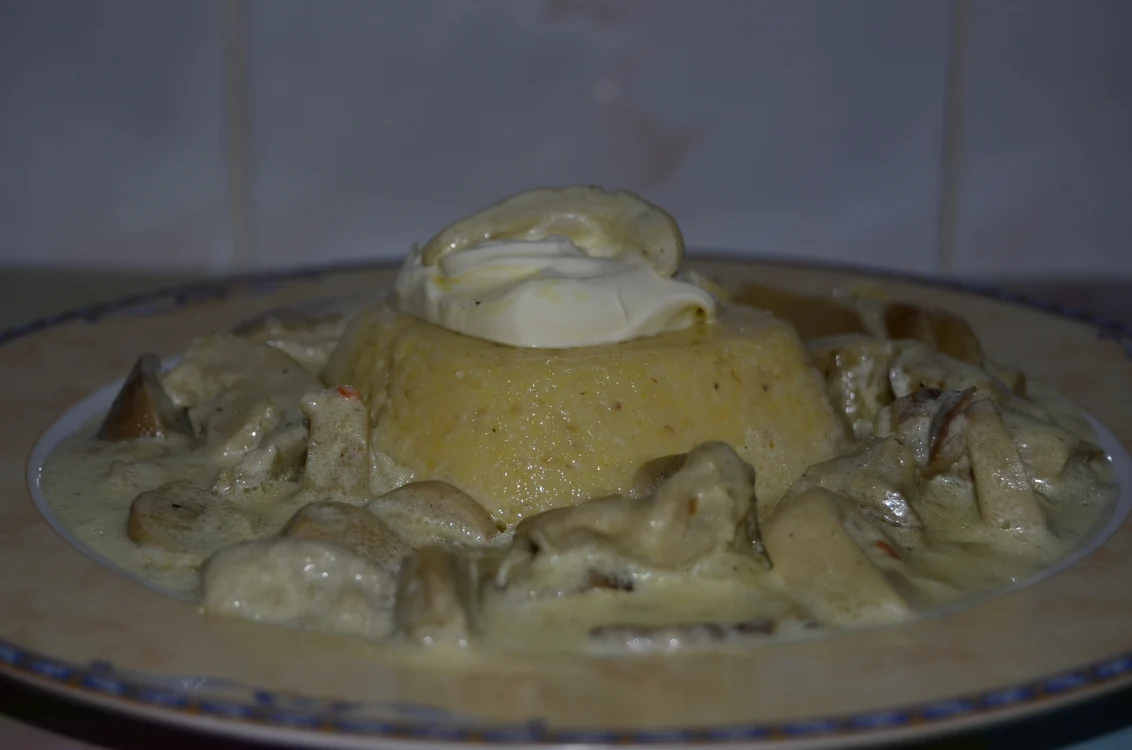 
    Ciuperci cu smântână  