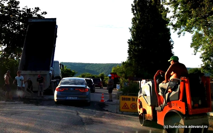 Reparaţii pe şoseaua Lacului Cinciş. Foto: Daniel Guţă. ADEVĂRUL