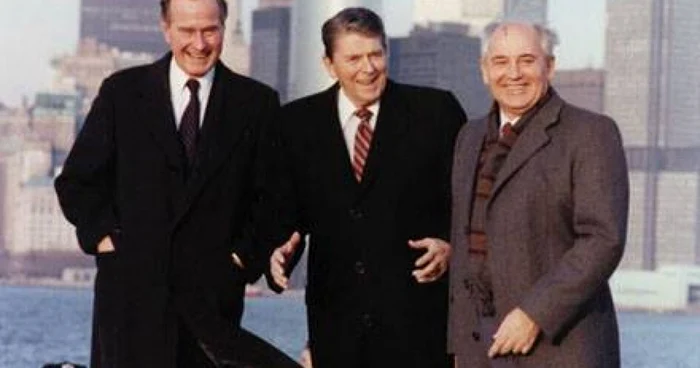 George W. Bush, Ronald Reagan şi Mihail Gorbaciov. Sursa Foto: wikipedia