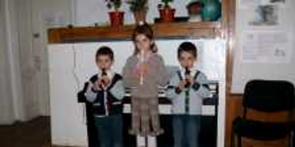 Matei, Adina şi Daniel, în sala de curs
