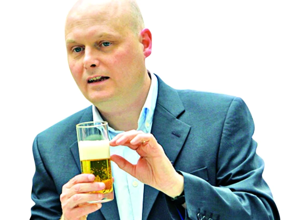 
    Jeff Evans  deosebeşte 2.000  de tipuri de bere  