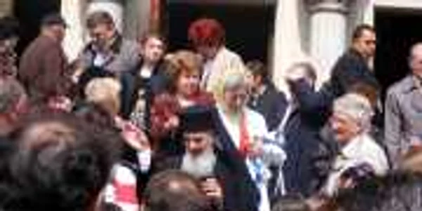 Episcopul Vasile Someşanul a binecuvântat credincioşii în locul mitropolitului Foto: Mihai Bacalu