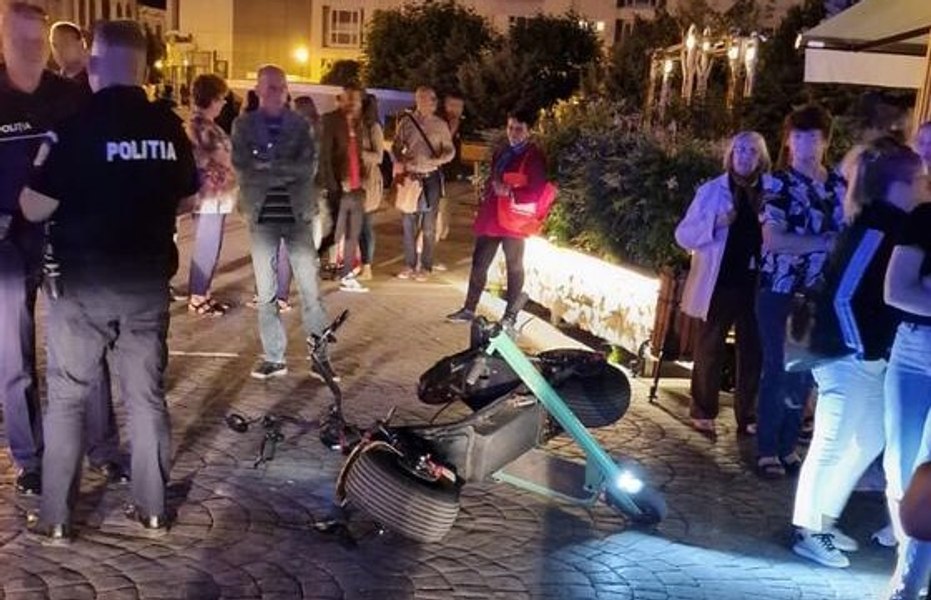 Accident între o trotinetă și bicicletă electrică în centrul municipiului Târgu Jiu. Două persoane au fost rănite