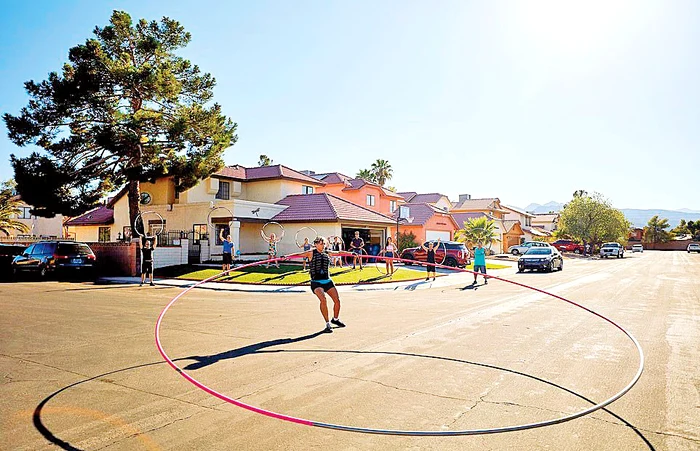 Getti Kehayova a învârtit cel mai mare cerc de hula hoop din lume, cu un diametru de 5,18 metri 