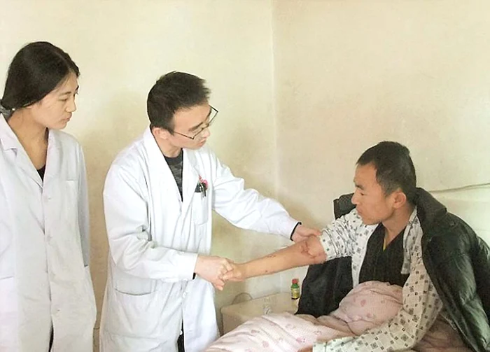 
    Mâna i-a fost  “reparată” perfect  