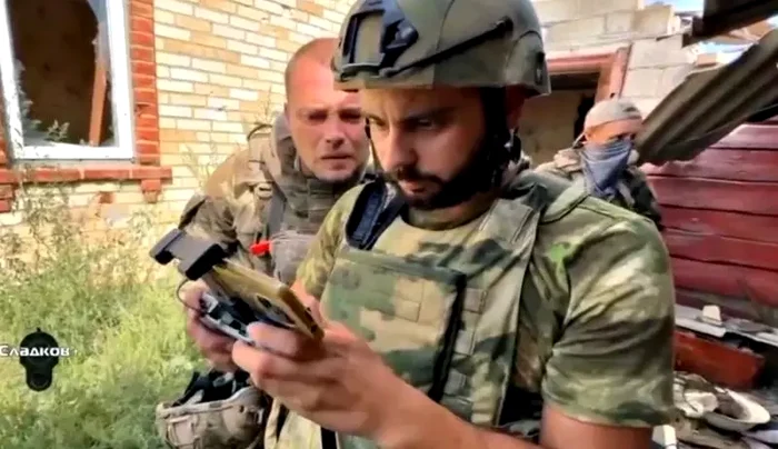 Soldat rus care operează o dronă / Foto captură Video