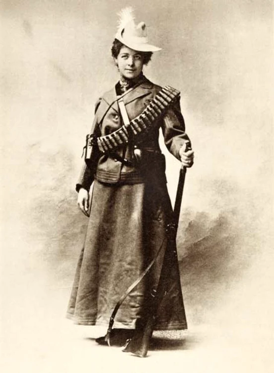 Femeie înarmată, purtând un trenci, în timpul celui de-Al Doilea Război al Burilor (1899-1902) Fotografii: Photoland/Corbis Images