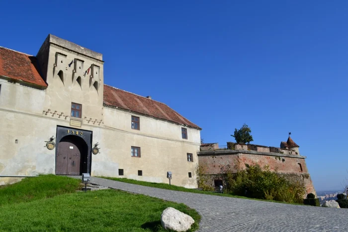 Cetatea Braşovului stă cu lacătul pe uşă de un an. FOTOSimona Suciu.