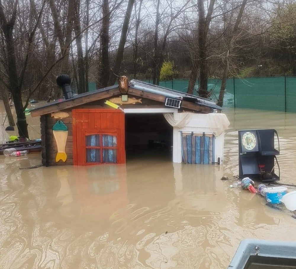 Proprietarii bălţii „Insula Crapilor” din Dâmboviţa acuză Apele Române pentru pagubele de peste 300.000 de euro, în urma unei viituri