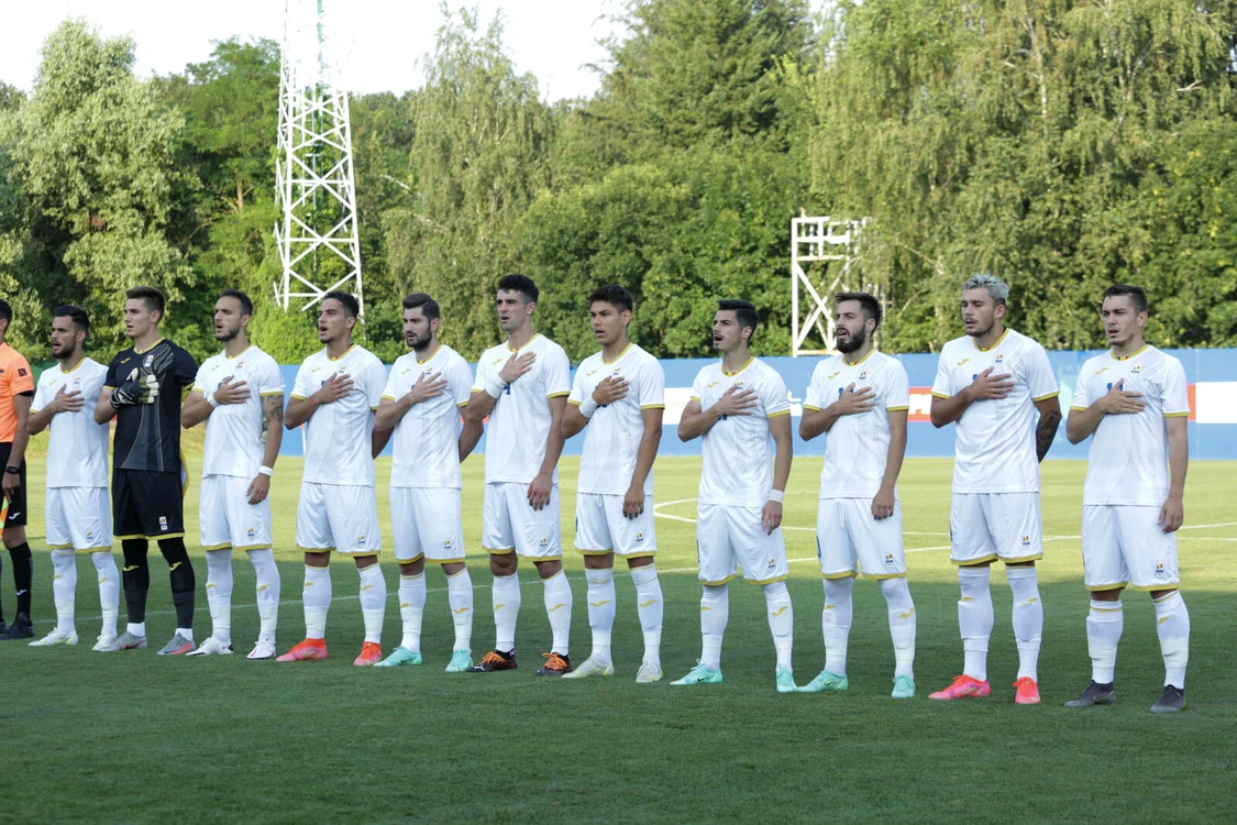 
    Fotbaliștii din lotul olimpic, aliniați la intonarea imnului naționalFoto: frf.ro  