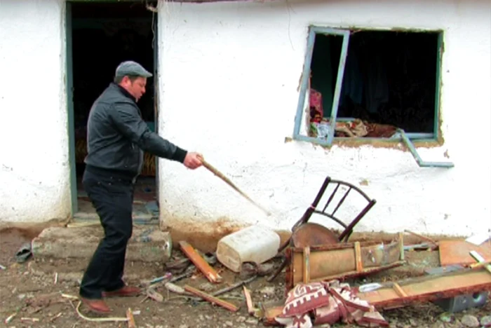 Casa tânărului a fost distrusă de atacatori                                       FOTO: Iulian Bunilă