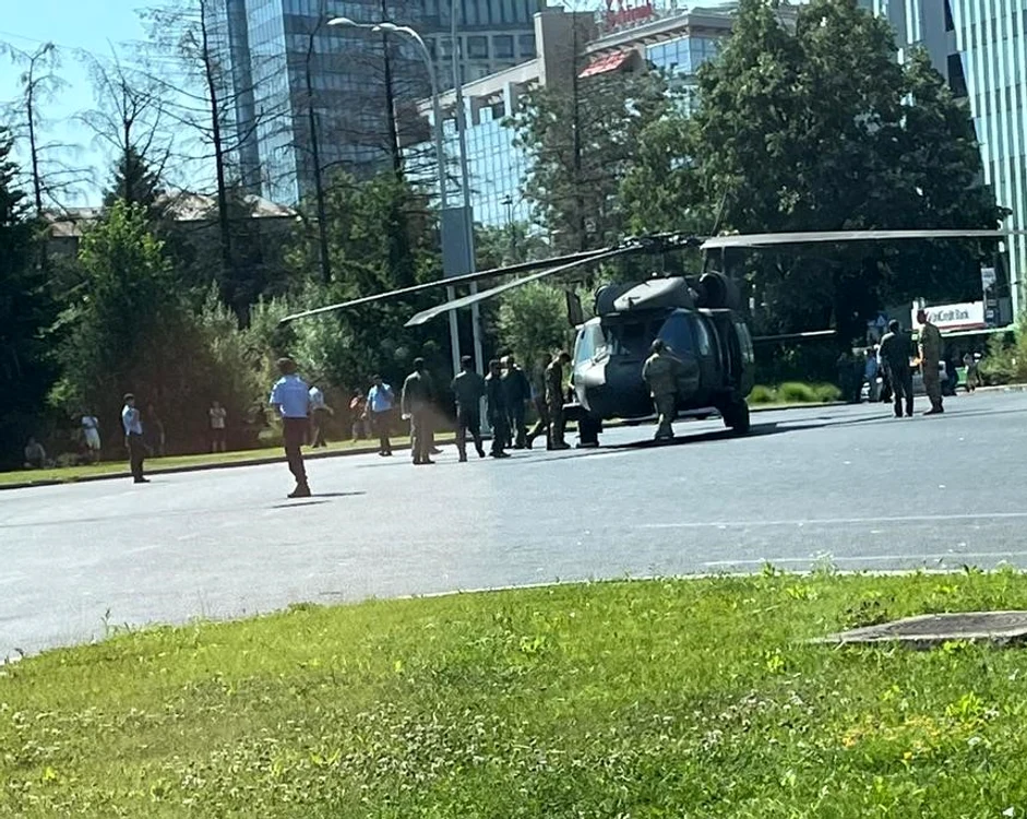 Mai mulţi stâlpi au fost avariaţi în urma incidentului