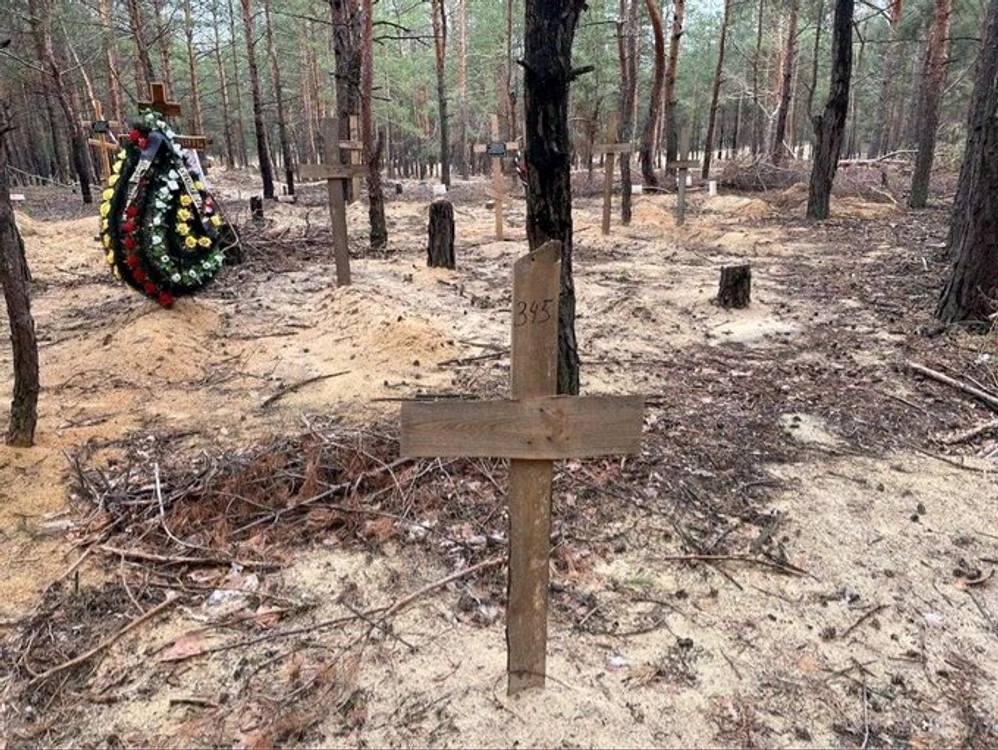 Gropi comune în Izium. S-a decis să se trimită observatori UN pentru investigații. Foto: Nexta TV