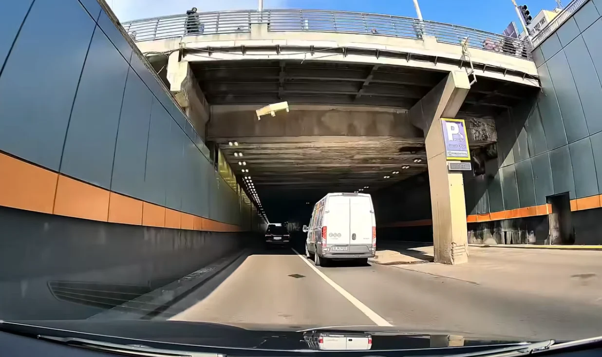 Incident la pasajul Obor. O femeie aruncă cu obiecte în mașinile care intră în pasaj