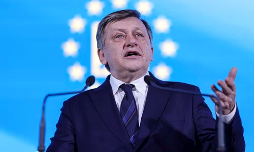 Consiliul Național al PNL pentru validarea lui Crin Antonescu în rolul de candidat al alianței PSD-PNL-UDMR-Minorități la alegerile prezidențiale din mai 2025, desfășurat la Palatul Parlamentului, în București. FOTO Inquam Photos / Octav Ganea