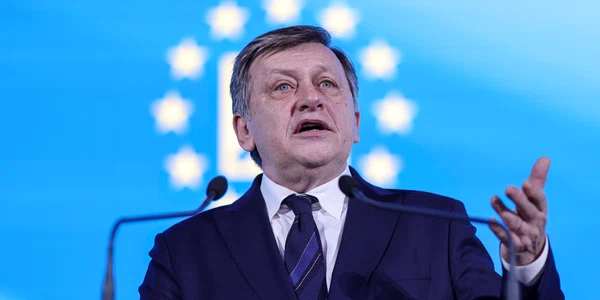 Consiliul Național al PNL pentru validarea lui Crin Antonescu în rolul de candidat al alianței PSD-PNL-UDMR-Minorități la alegerile prezidențiale din mai 2025, desfășurat la Palatul Parlamentului, în București. FOTO Inquam Photos / Octav Ganea