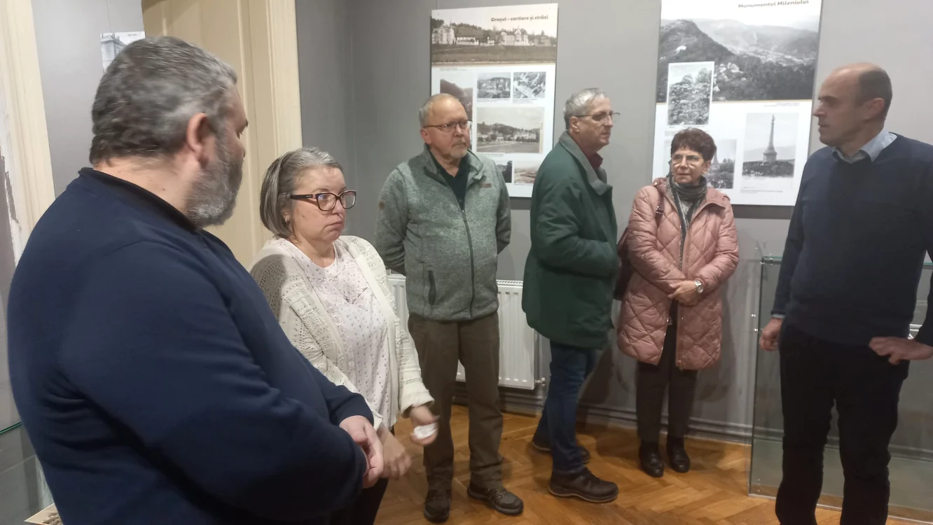 Muzeografii au descoperit o fotografie cu Brașovul în care apărea doar pălăria unui personaj FOTO IB