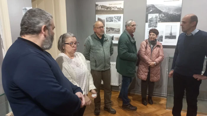 Muzeografii au descoperit o fotografie cu Brașovul în care apărea doar pălăria unui personaj FOTO IB