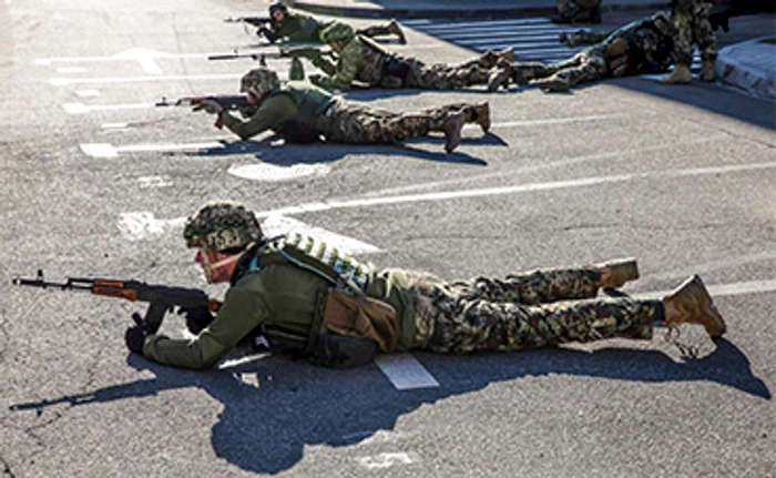 Ucrainenii nu se dau bătuţi în faţa agresorilor. Foto: Profimedia