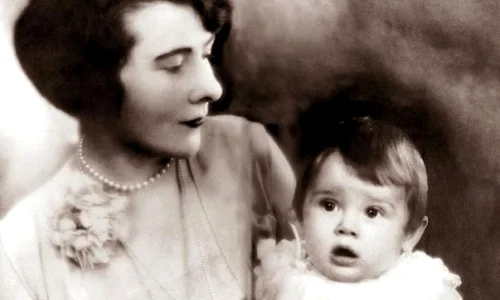 Copilăria celei mai frumoase femei din lume în fotografii jpeg