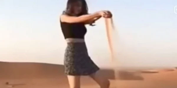O tanara saudita filmata in desert purtant o fusta scurta FOTO Captura YouTube