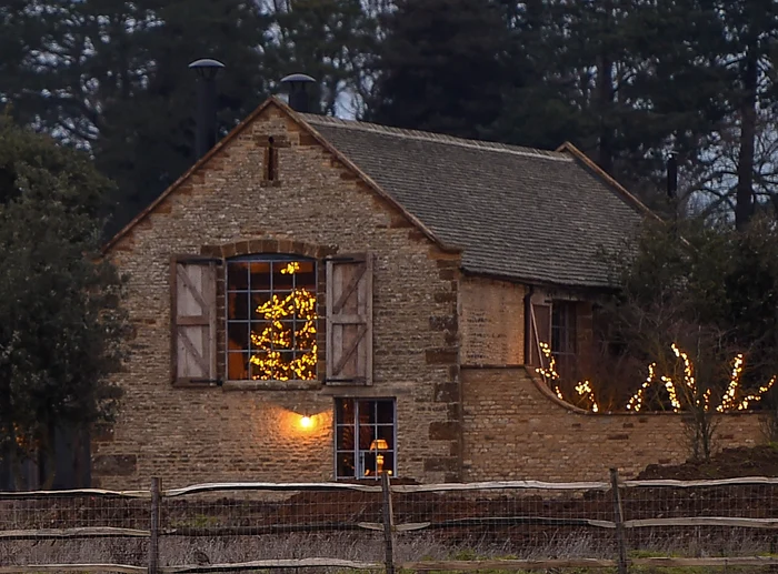 David şi Victoria Beckham  au împodobit casa din  Cotsworld cu luminiţe încă  din data de 4 decembrie