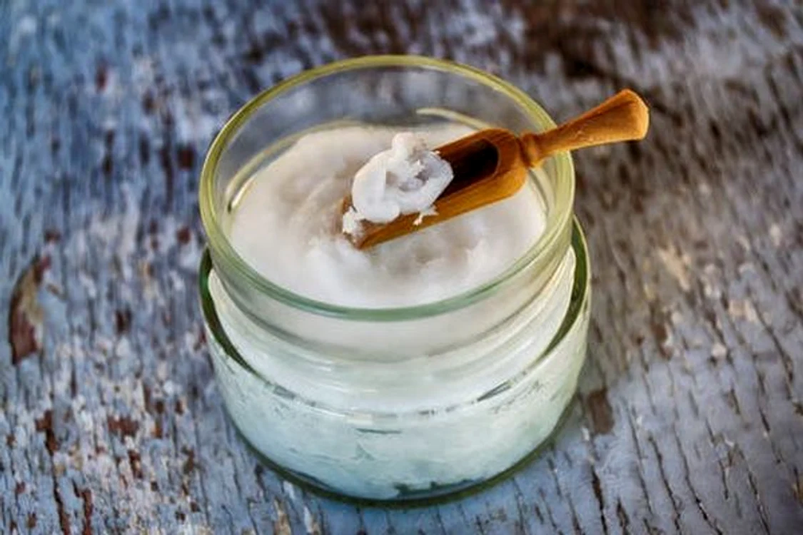 Uleiul de nucă de cocos acţionează ca un balsam pe păr.clickpentrufemei.ro