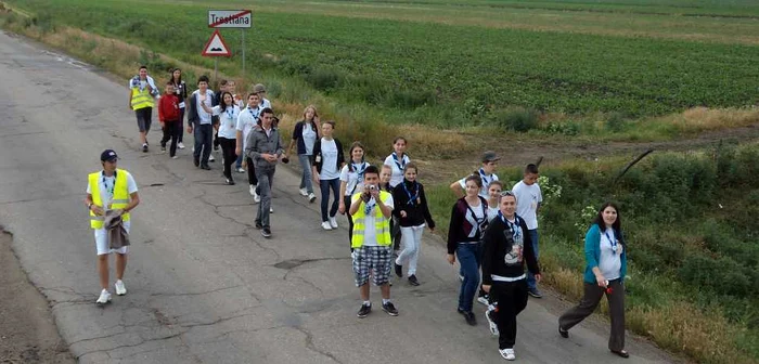 Tinerii voluntari au parcurs 30 de kilometri pe jos