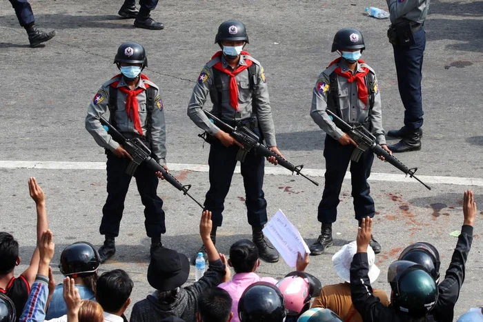 Mii de oameni au ieşit în stradă în Myanmar pentru a protesta faţă de lovitura de stat militară FOTO EPA-EFE