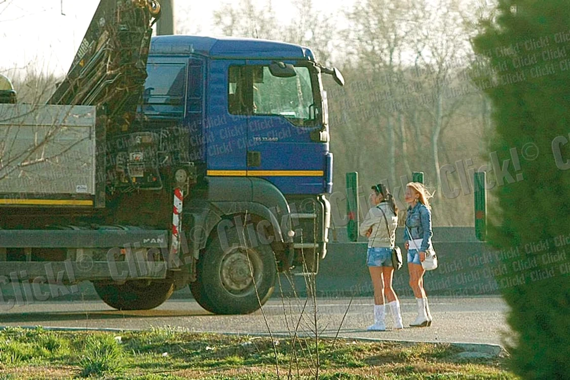 «Fetiţele» au ieşit să facă  bani şi ca să-şi atragă  clienţii au mai lăsat şi la preţ (Fotografii: Dorin Constanda)