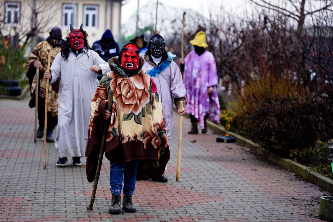 „Mersul cu urâții” se păstrează în Caraula, Dolj FOTO: Ionelia Nucă