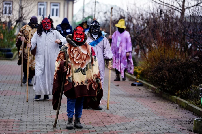 „Mersul cu urâții” se păstrează în Caraula, Dolj FOTO: Ionelia Nucă