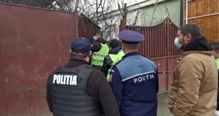 Poliţiştii au descins la locuinţa în care câinii sunt schingiuţi                              FOTO: IPJ Gorj