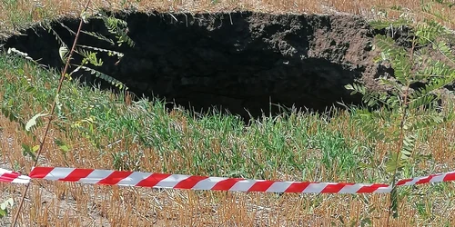 Groapa a apărut din senin pe un teren agricol FOTO: Primăria 23 August