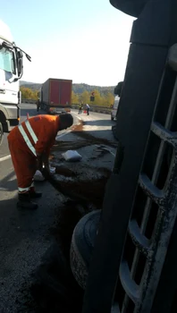 Vâlcea DN 7 E 81 Dealul Negru accident rutier un TIR răsturnat peste o maşină trei victime Foto Adevărul