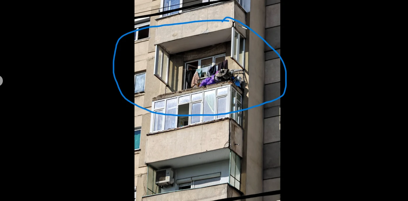 Balconul din care s-au desprins lateralele şi faţada.