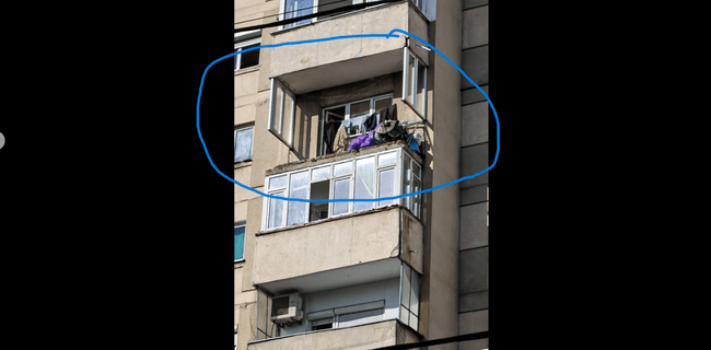 Bucăți dintr-un balcon de la etajul şapte al unui bloc din Sectorul 4 au căzut peste o mașină parcată