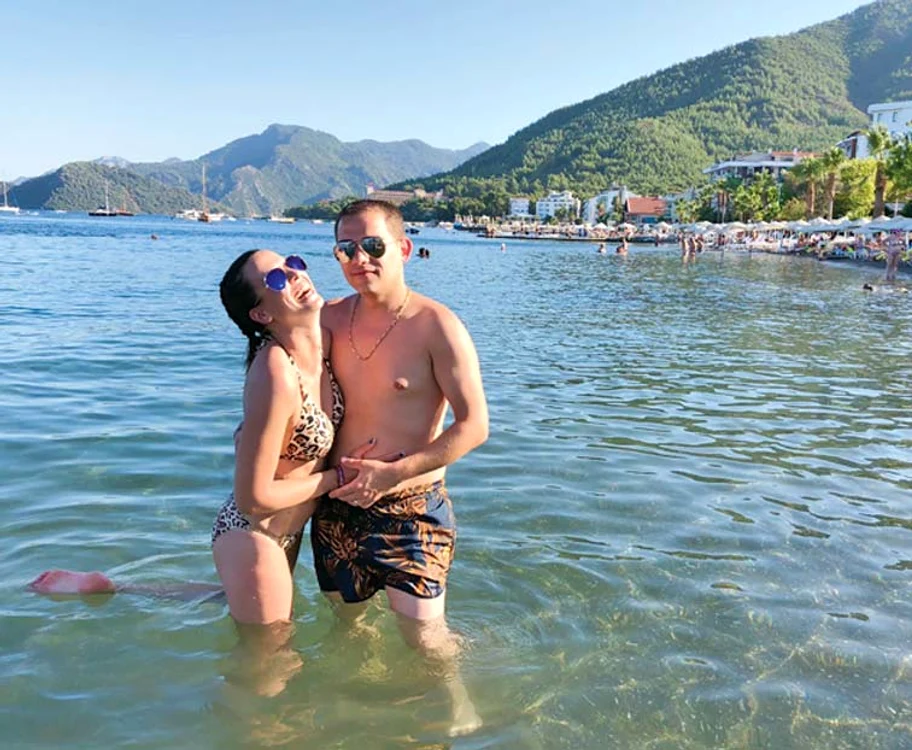Livia a vizitat frumoasa Deltă a râului Dalyan. În zonă a făcut baie cu namol