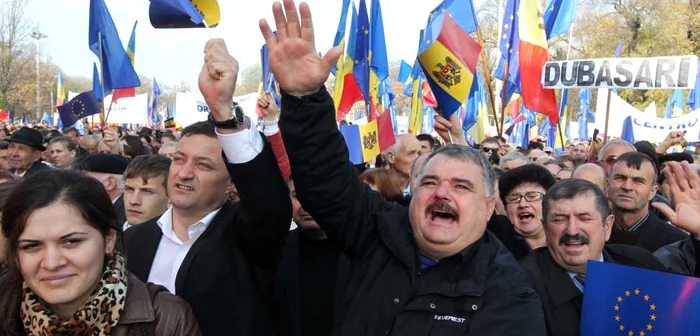 Manifestanţii au purtat drapele ale Republicii Moldova şi ale UE, au scandat lozinci pro-Europene, dar şi pro-Unire cu România şi au învârtit hore FOTO: Tudor Iovu