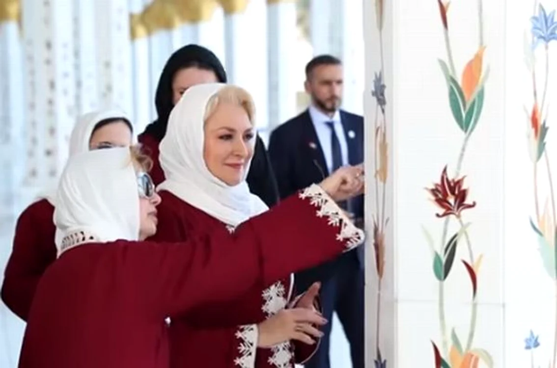 Premierul României în timpul unei fotografii oficiale, cu celebra coafura şi costumul elegant Foto: arhivă personală