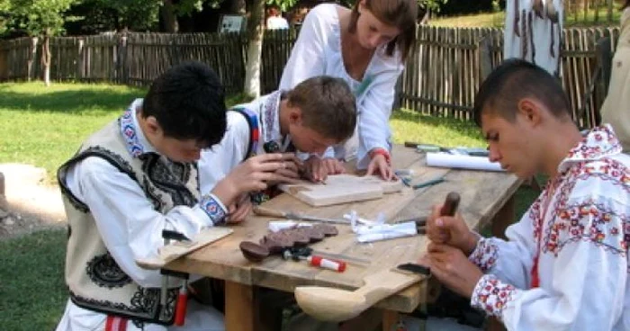 Elevii vor învăţa tehnici de lucru