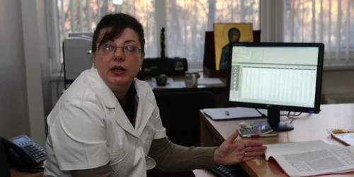 Cristina Vlase, şeful Centrului de Evaluare Medicală, studiază rezultatele obţinute